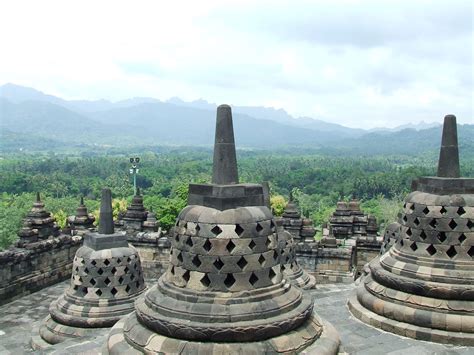 Borobudur Temple: A Majestic UNESCO World Heritage Site Where Ancient History Meets Spiritual Enlightenment!