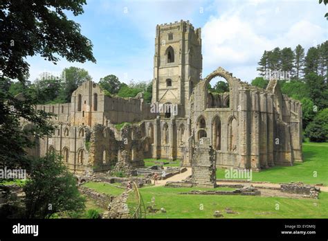  The Fountains Abbey: A Majestic Medieval Monastic Ruin and Picturesque Yorkshire Landscape