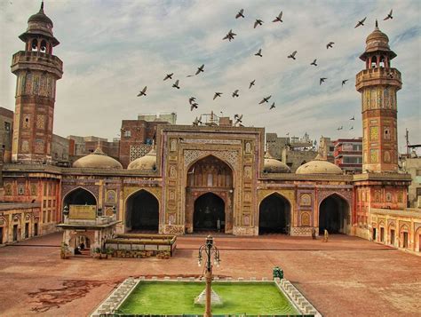 Masjid Wazir Khan! An Architectural Symphony of Mughal Splendor and Timeless Beauty!