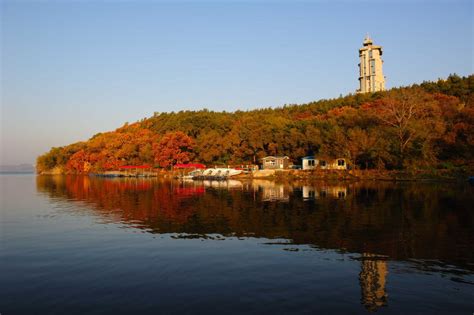  The Mystery of Jingyuetan Park: Unveiling Ancient Legends and Tranquil Beauty!