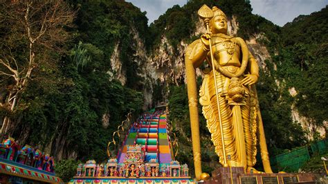 The Majestic Batu Caves: A Limestone Labyrinth Bursting with Ancient Deity and Vibrant Hues!