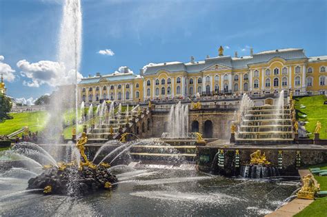 The Peterhof Palace: An Opulent Symphony of Baroque and Water Gardens!