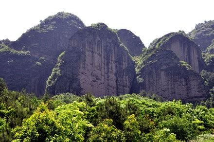 Why Is the Tiger Mountain Scenic Area a Must-See for Nature Enthusiasts and History Buffs?