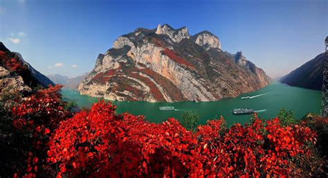 Wushan Mountain Scenic Area: An Enchanting Wonderland of Karst Peaks and Ancient Temples!